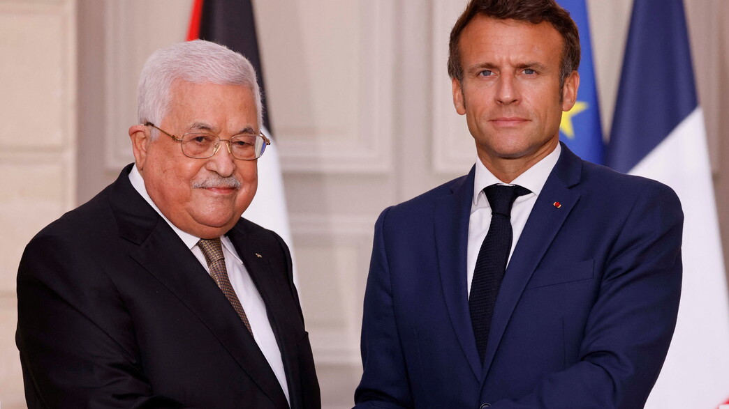 עמנואל מקרון ומחמוד עאבס
