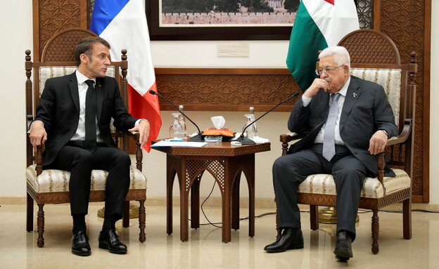 מחמוד עבאס ועמנואל מקרון (צילום: reuters)