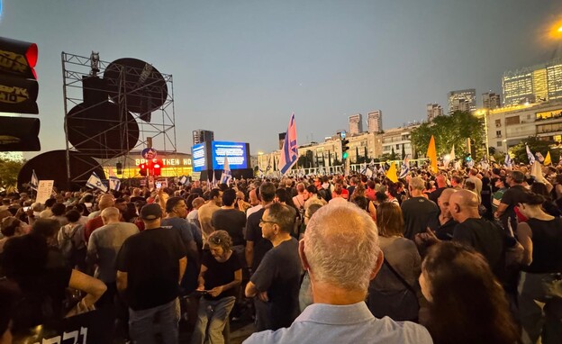 הפגנה בכיכר הבימה (צילום: מישל בראונשטיין)