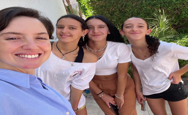 אליאנה עם ילדות שאחיה הציל ב-7 באוקטובר (צילום: חדשות 12)