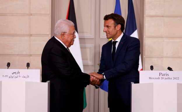 עמנואל מקרון ומחמוד עאבס (צילום: reuters)