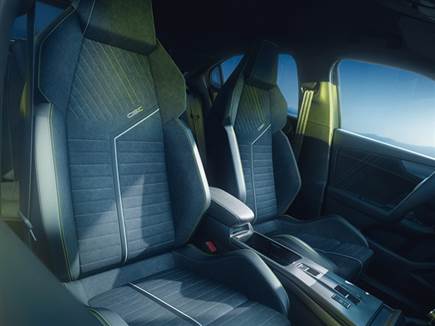 מושבים ספורטיביים עם תפירה צהובה, בכל זאת צריך לרמוז לעבר המפואר (צילום: ספורט 5)