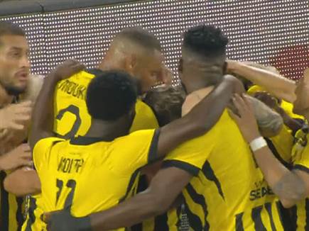 היוונים חגגו, אך לא יכולים לצאת מרוצים