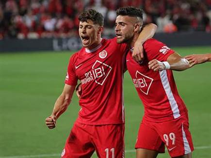 עליה, אבל לא רק עליה. הפועל ת“א (צילום: אלן שיבר) (צילום: ספורט 5)