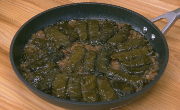 עלי גפן ממולאים ברוטב ענבים (צילום: עוטף ישראל עם עומר מילר, קשת 12)