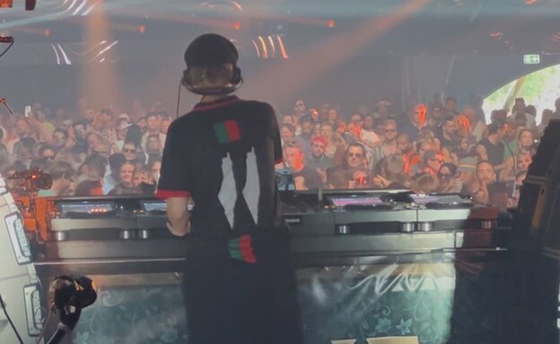 dj שניגן בטומורולנד עם דגל פלסטין על החולצה