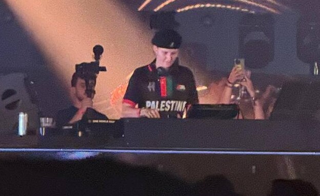 dj שניגן בטומורולנד עם דגל פלסטין על החולצה