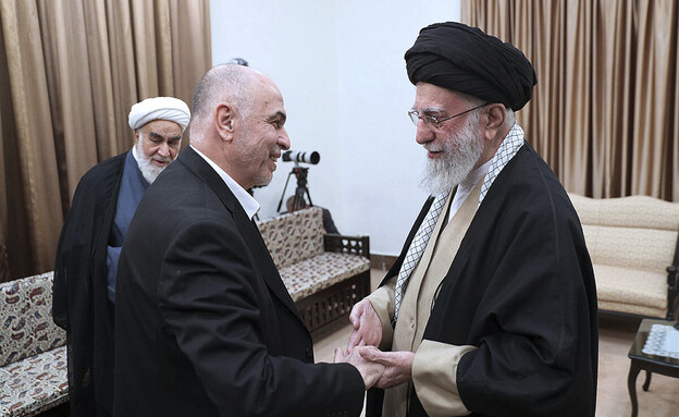 מוחמד דרוויש והמנהיג העליון של איראן עלי ח'אמנאי (צילום: AP)