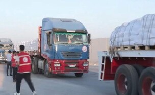 משאיות סיוע במעבר כרם שלום