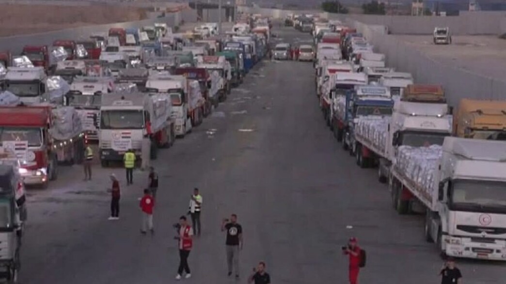 משאיות סיוע במעבר כרם שלום משאיות סיוע במעבר כרם שלום