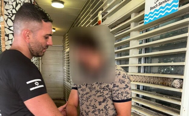 מעצר החשוד בחוף פרישמן (צילום: דוברות המשטרה)