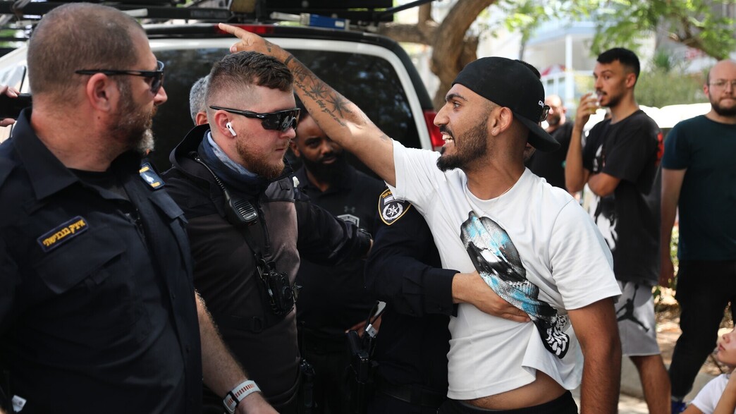 דיירים מוחים בטקס הריסת הבניין