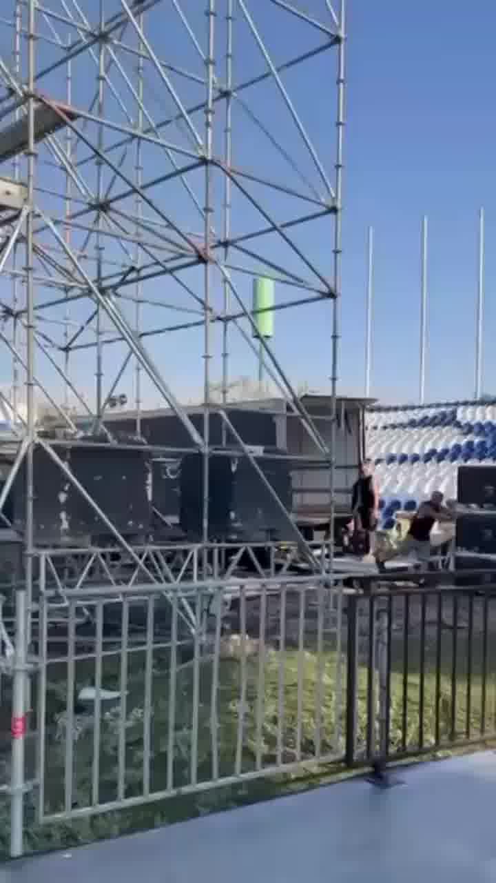 ההכנות להופעה של עומר אדם באיצטדיון רמת גן בשבוע הבא נמצאות בעיצומן