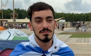 עומר מבלה במסיבה (צילום: חדשות)