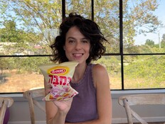 במבה במילוי קרם מרשמלו על האש (צילום: ריטה גולדשטיין)
