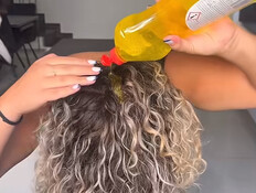 חופפת בנוזל כלים (צילום: טיקטוק)