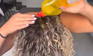 חופפת בנוזל כלים (צילום: טיקטוק)