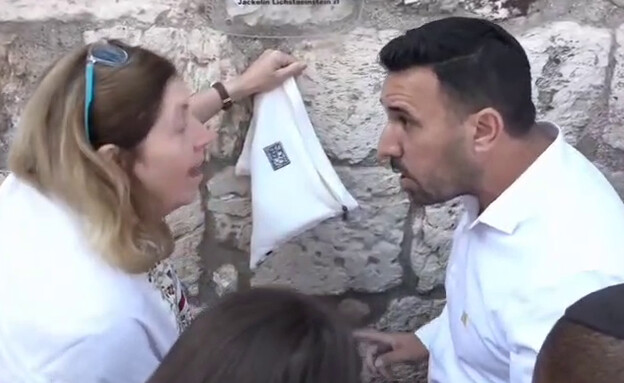 עימות ברחבת הכותל לאחר ש'נשות הכותל' הכניסו ספר תורה בניגוד לנהלים (צילום: נשות הכותל)