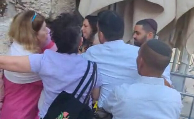 עימות ברחבת הכותל לאחר ש'נשות הכותל' הכניסו ספר תורה בניגוד לנהלים (צילום: נשות הכותל)