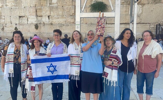 עימות ברחבת הכותל לאחר ש'נשות הכותל' הכניסו ספר תורה בניגוד לנהלים (צילום: נשות הכותל)
