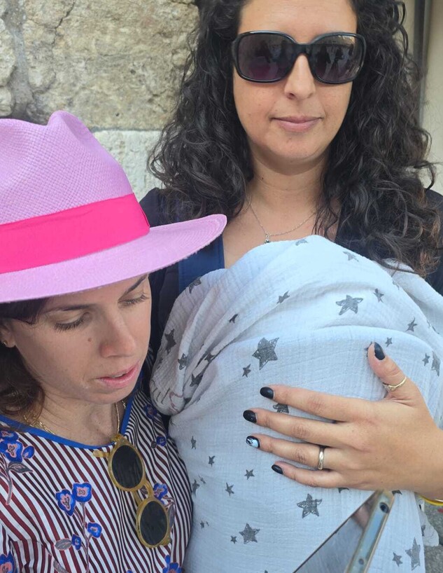 עימות ברחבת הכותל לאחר ש'נשות הכותל' הכניסו ספר תורה בניגוד לנהלים (צילום: נשות הכותל)