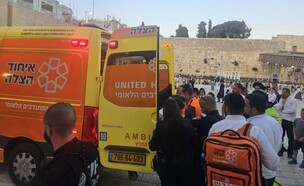 אישה נפצעה מירי תועה בכותל (צילום: איחוד הצלה)