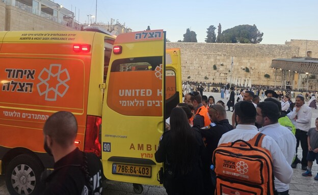 אישה נפגעה מירי תועה ברחבת הכותל בירושלים אישה נפגעה מירי תועה ברחבת הכותל בירושלים