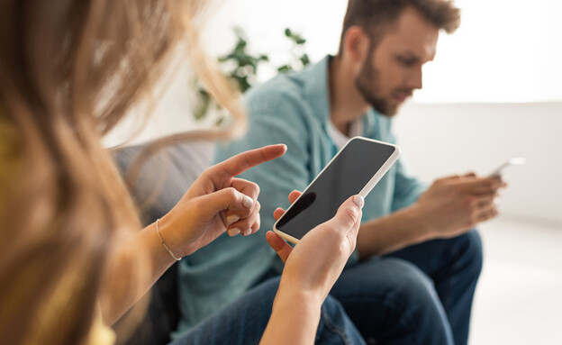 אילוסטרציה - בני זוג בטלפון