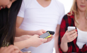 אילוסטרציה - בני נוער בטלפון (צילום: 123rf)