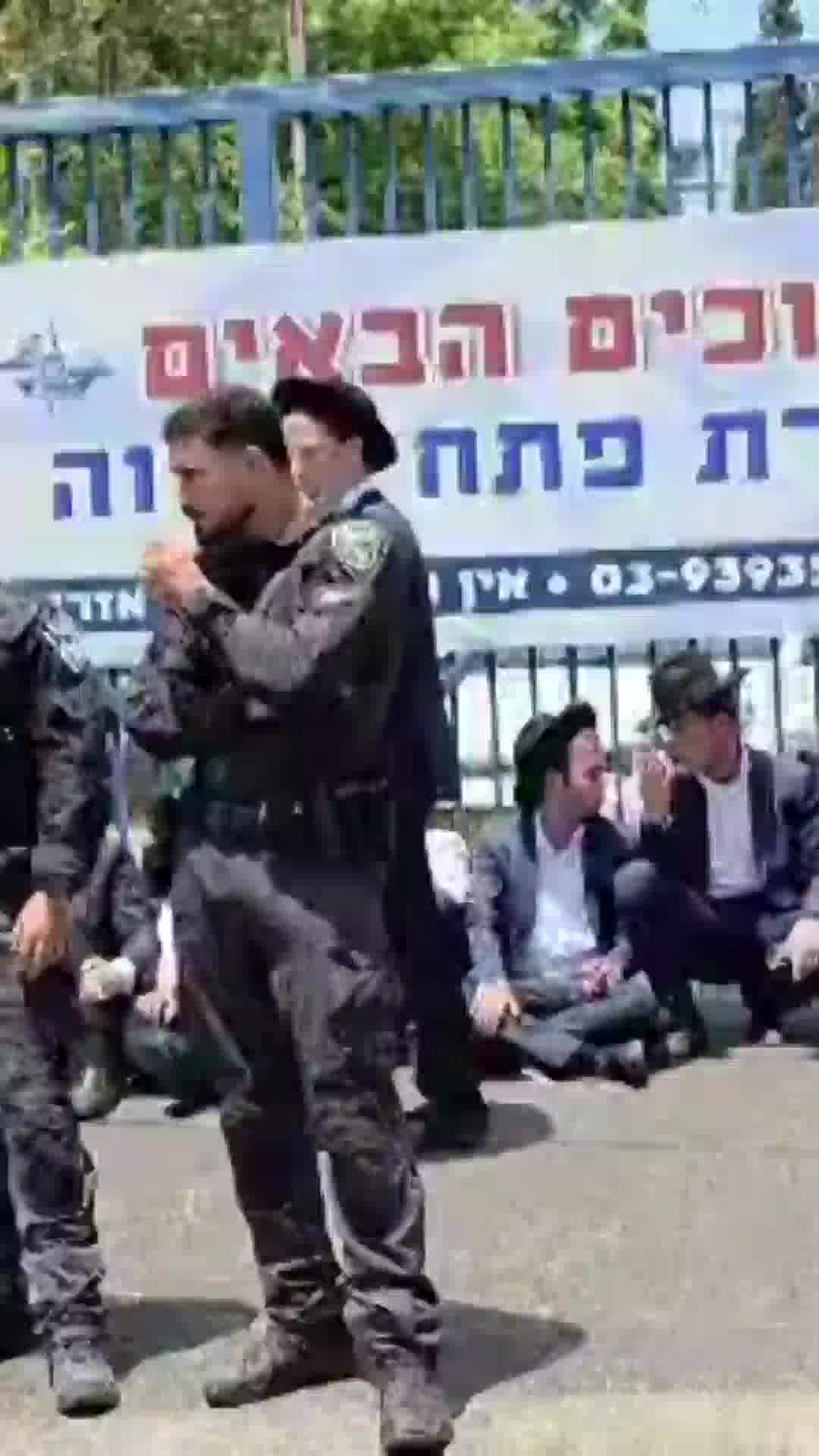 המשטרה שחררה עריק שנעצר, אחרי שהגיע לתחנה כדי לקבל "תעודת יושר" ונתפס