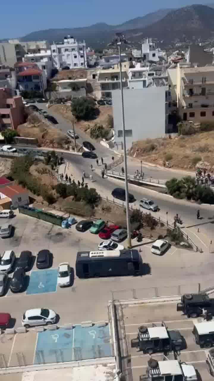 מפגינים בודדים בכרתים עם הגעת האונייה של מנו ספנות לאי, כוחות אבטחה נמצאים במקום