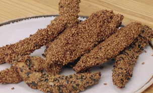 שניצלוני עוף אסייתיים מצופים בשומשום (צילום: עוטף ישראל עם עומר מילר, קשת 12)