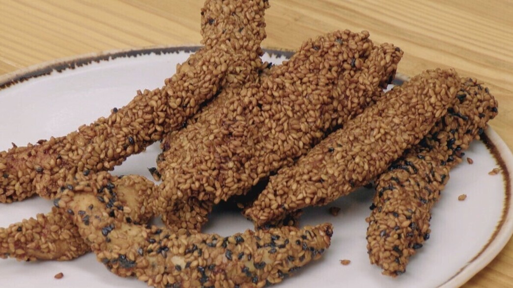 שניצלוני עוף אסייתיים מצופים בשומשום שניצלוני עוף אסייתיים מצופים בשומשום