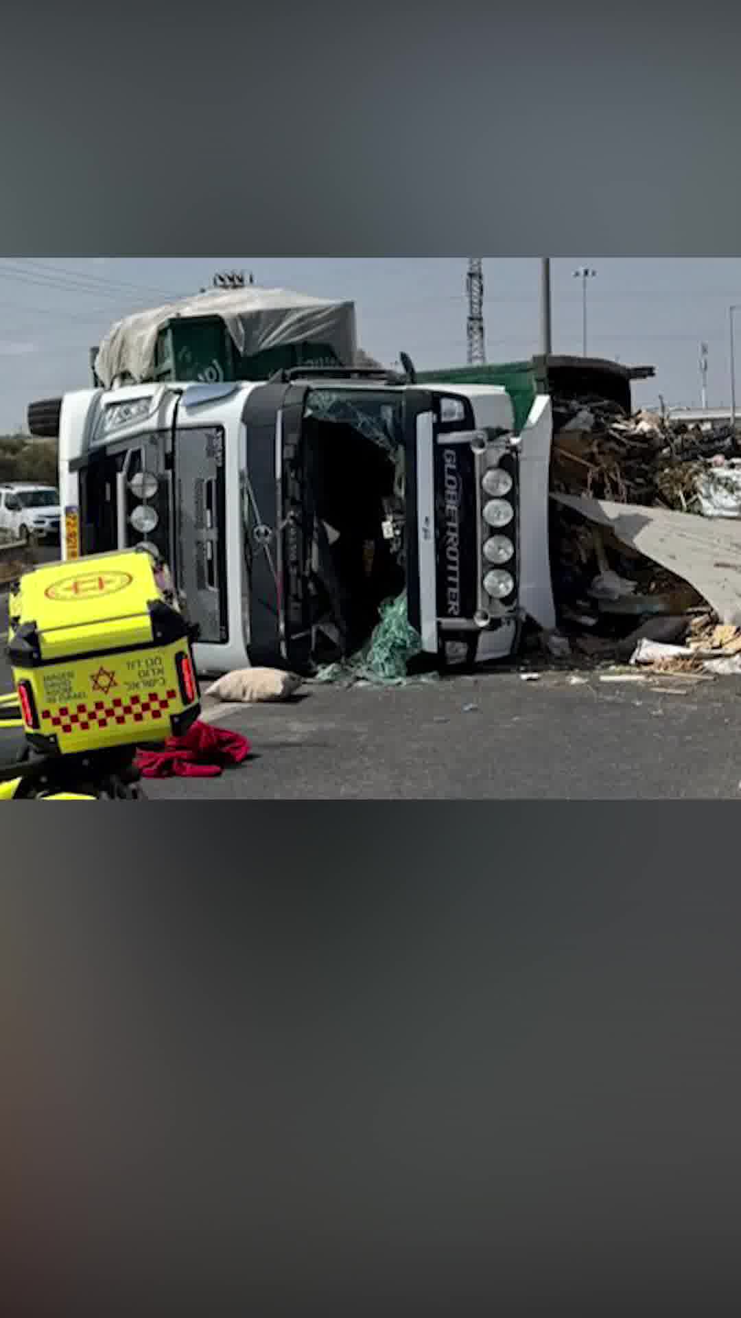 שני פצועים בינוני וקל בהתהפכות משאית בכביש 40 סמוך ללוד