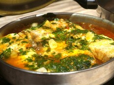 דגים חריפים על מצע ירקות