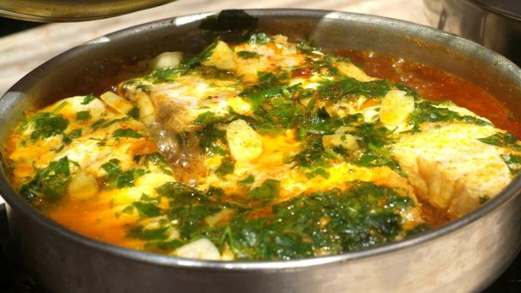 דגים חריפים על מצע ירקות