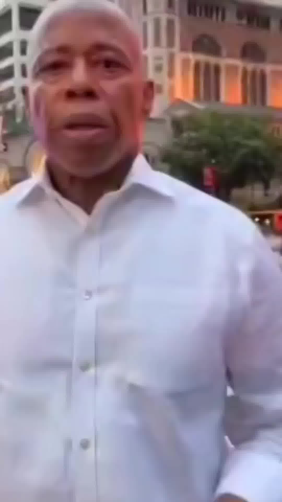 ראש עיריית ניו-יורק, אריק אדמס: "זמנים קשים, הולך לביה"ח לנחם את משפחותיהם ויקיריהם של הפצועים"