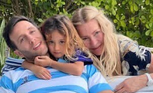 כריס מורנה ונכדתה