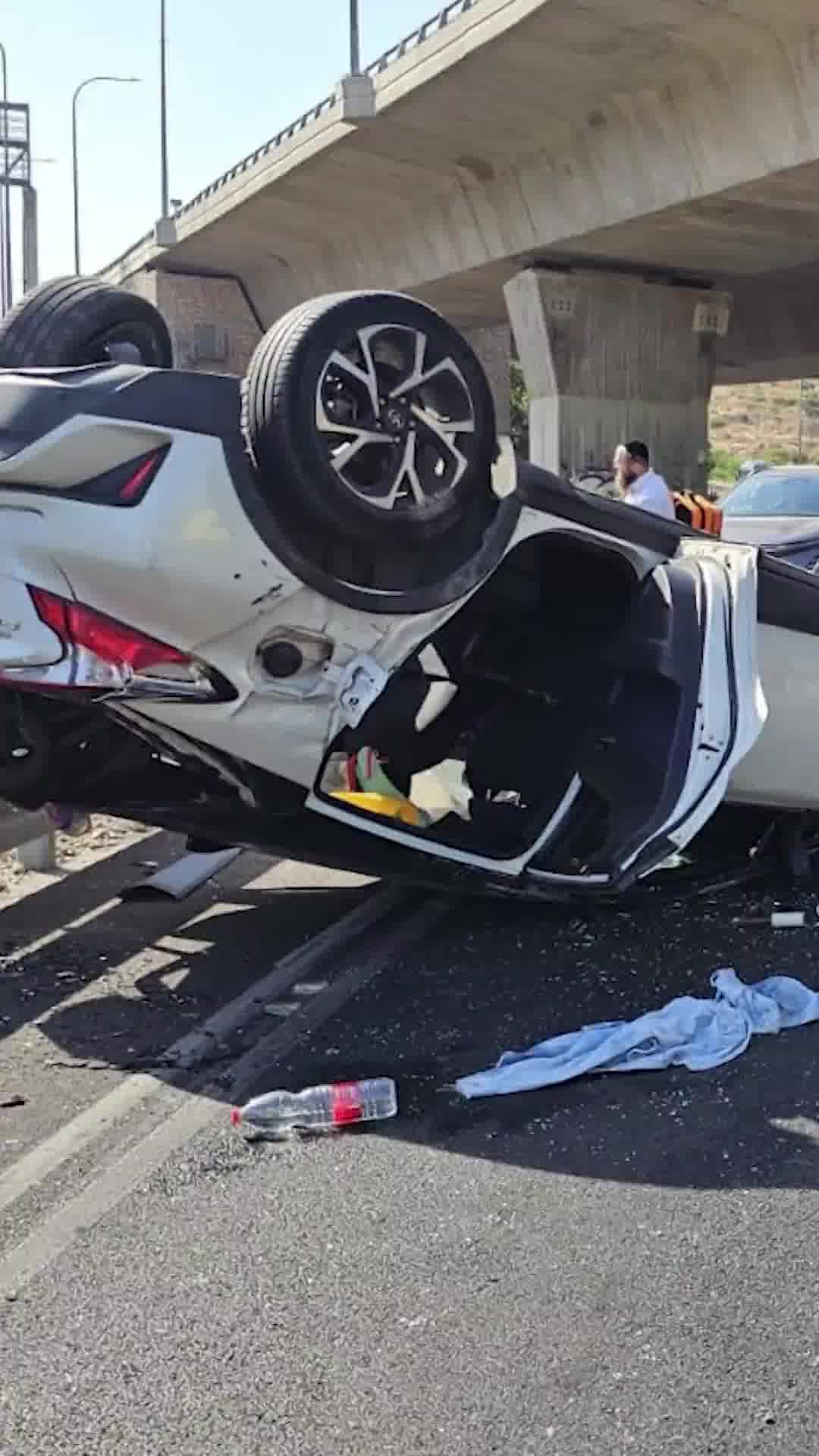 כביש 16 לכיוון תל אביב נחסם לתנועה בעקבות תאונת דרכים שמעורבים בה כמה כלי רכב

