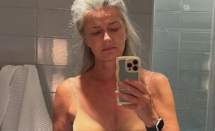 הדוגמנית בת ה-60 מציגה את גופה בלי פילטרים: "זאת אני" (צילום: אינסטגרם)