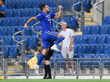 מזל חוגג את שער היתרון (ברני ארדוב)