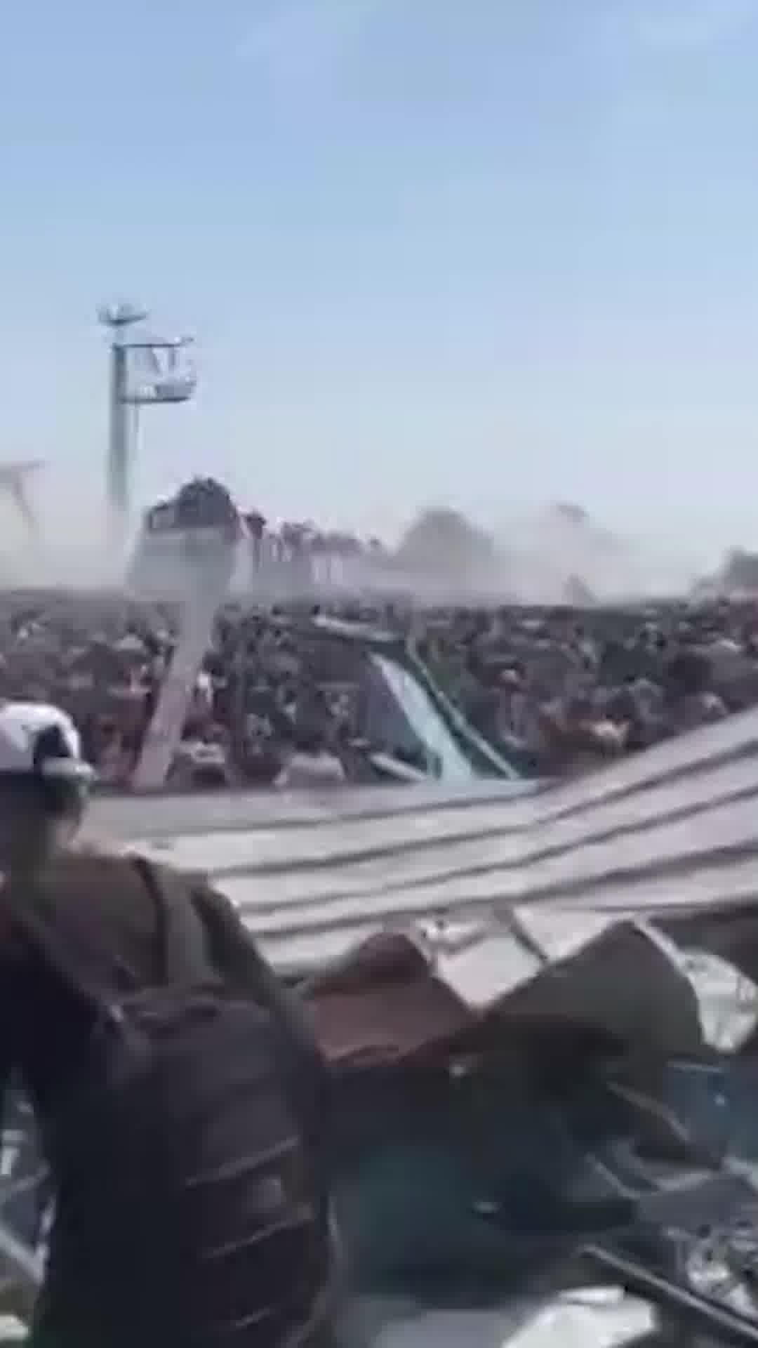 המוני עזתים מתנפלים על משאיות הסיוע ההומניטרי ברצועה