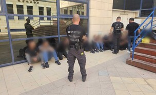 מעצר שוהים לא חוקיים במסעדת הזקן והים (צילום: דוברות המשטרה)