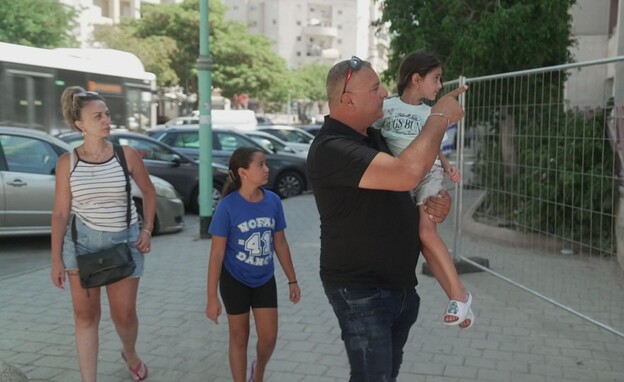 משפחת אלון, ביתם נהרס מטיל איראני (צילום: חדשות 12)