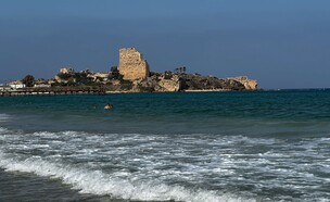 חוף עתלית המבצר עצמו מרחוק  (צילום: מירב טלמור קשי)