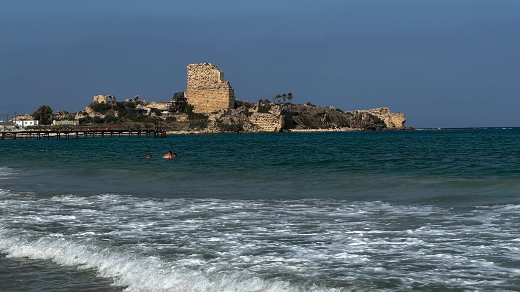 חוף עתלית המבצר עצמו מרחוק 