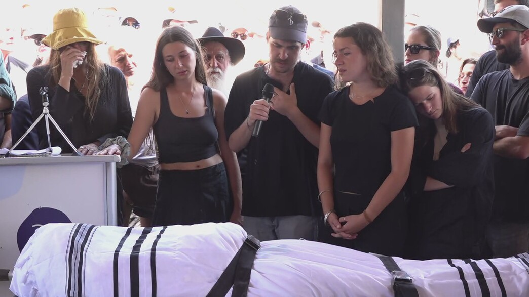 משפחתו של אלון אבוטבול ז"ל בהלוויתו