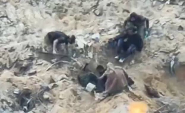 מחבלי חמאס אורבים עם נשק ואמצעי הסוואה