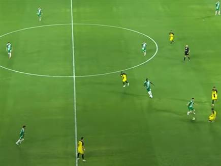 יוצרת בור במרכז המגרש