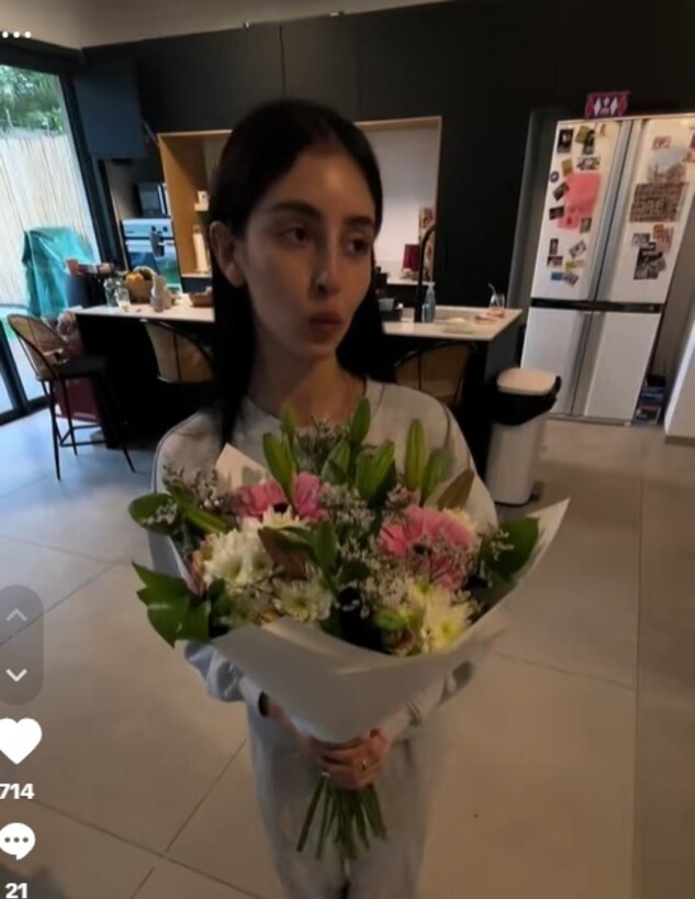 גורי אלפי והילה שוזרים בפינת האוכל מתוך הטיקטוק של (צילום: מתוך הטיקטוק של אמה אלפי)
